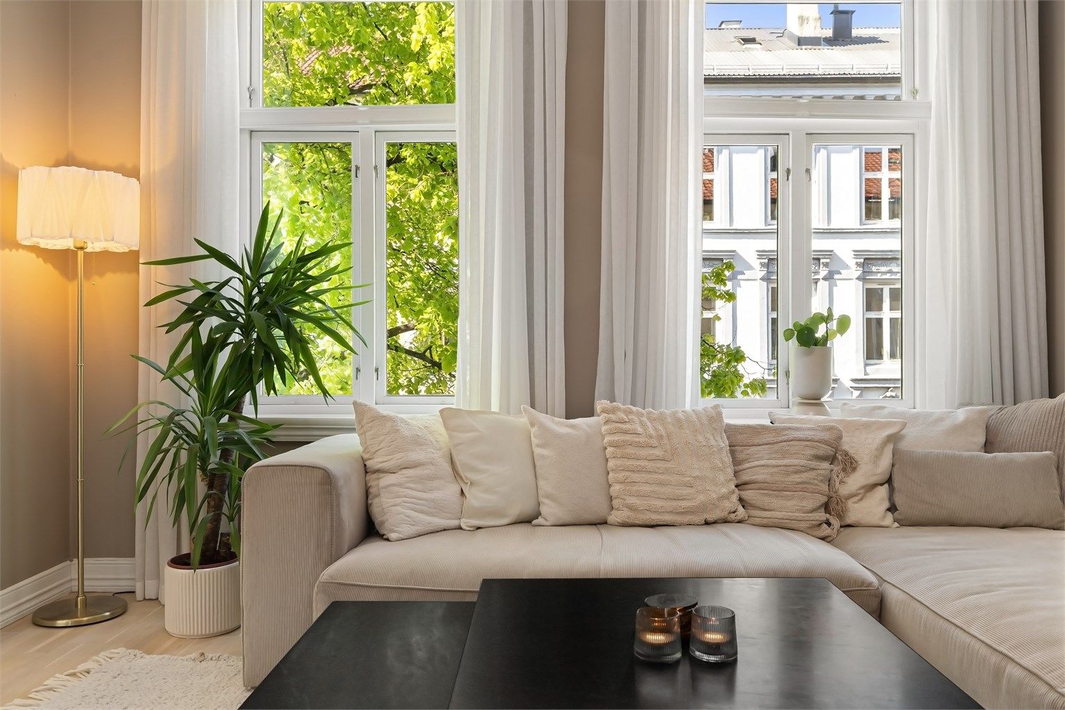 Stuen oppleves både lys og luftig med store vindusflater og en generøs takhøyde på 2.9 m