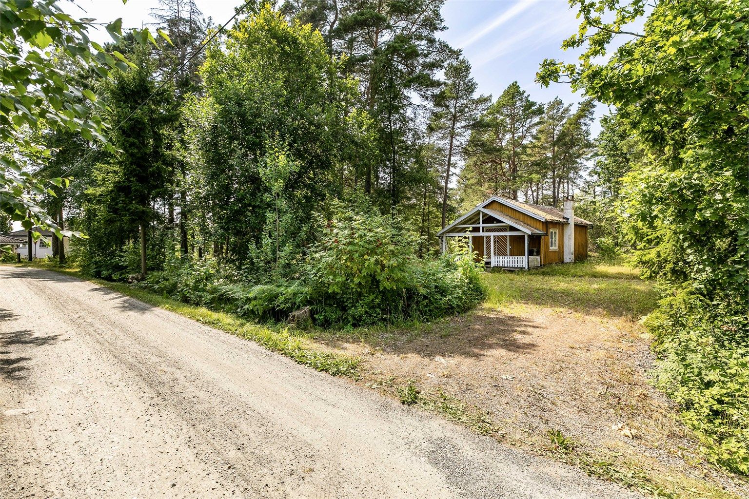 Eiendommen har adkomst via privat vei med felles vedlikeholdsansvar. Veirett er tinglyst.
