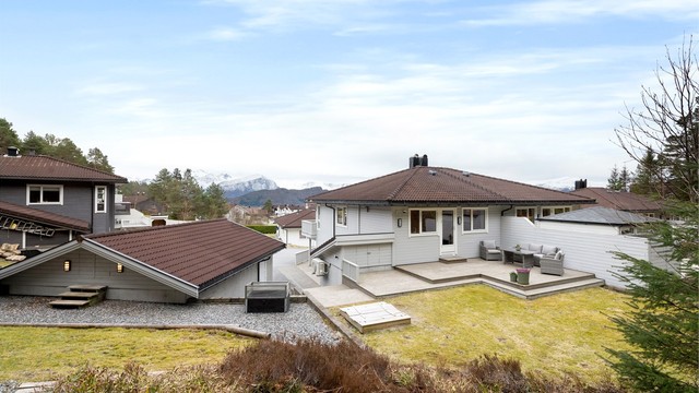 Eiendommen har en skjermet og solrik beliggenhet, med stor terrasse og skjermet hage.