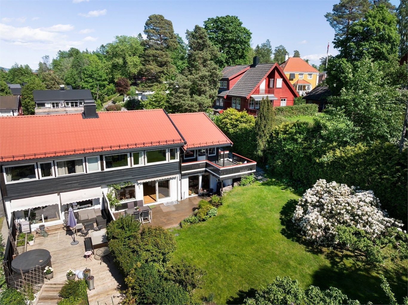 Oversikt over eiendommen og den frodige hagen.
