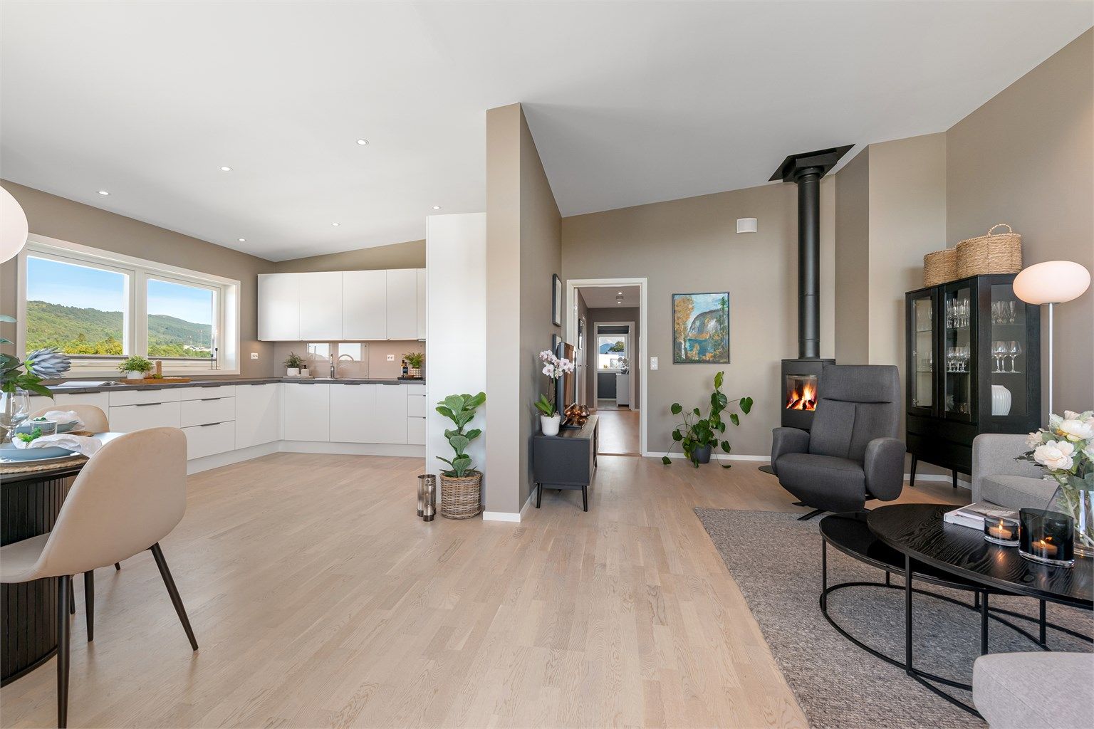 Moderne og gjennomgående 4-roms leilighet fra 2020 med god takhøyde.
Foto: [Stian Wiik]