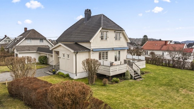 Velkommen til Jarleveien 36! En klassisk enebolig med stor, solrik tomt, beliggende i en rolig blindvei på familievennlige Haukerød.