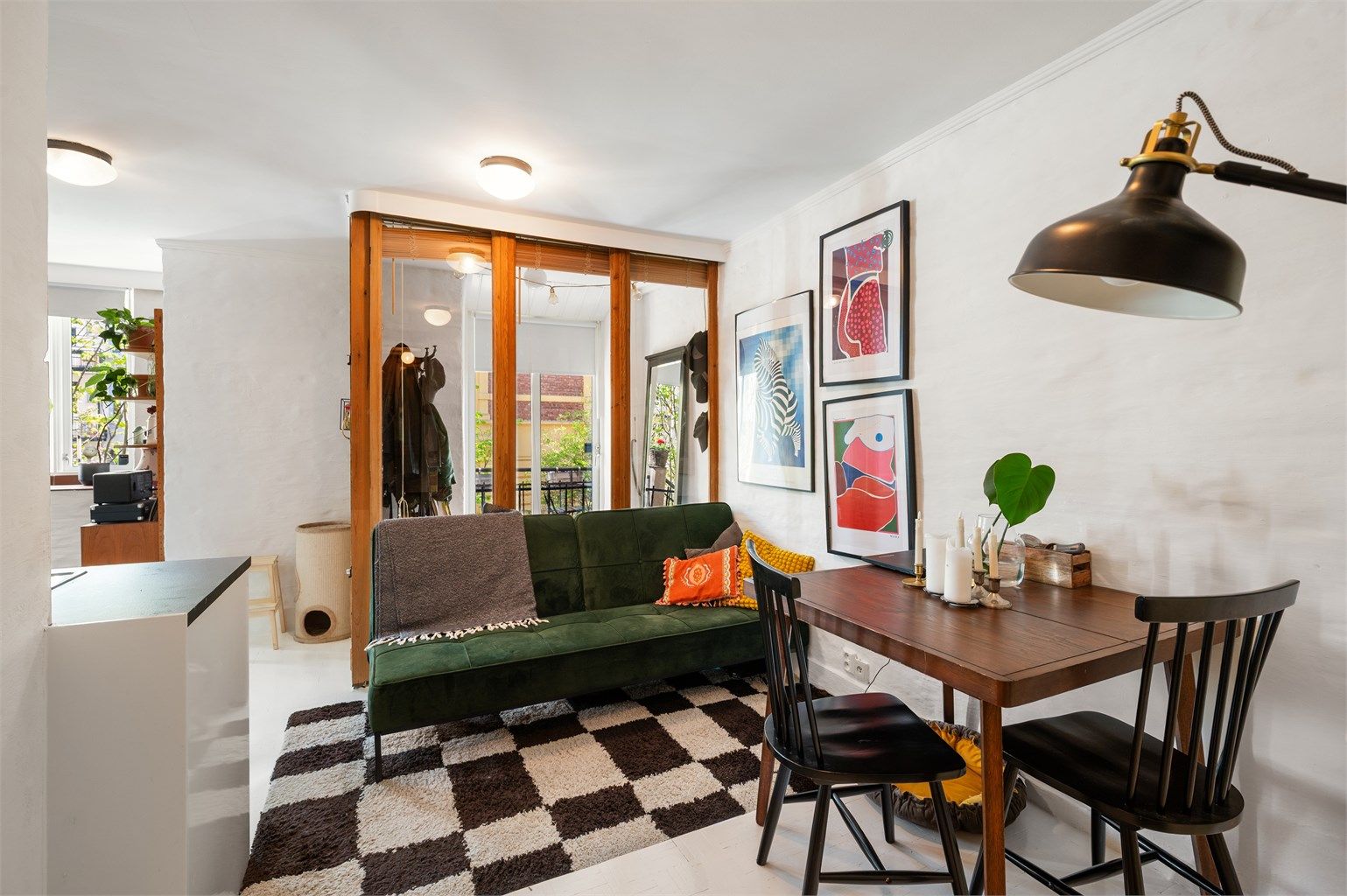 Store vindusflater og utgang til egen terrasse
