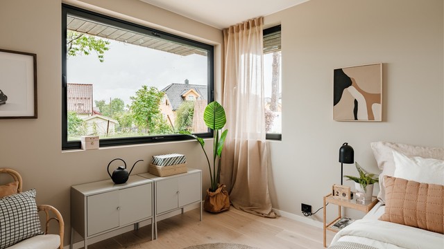 Lyst rom med hyggelig utsyn til hagen