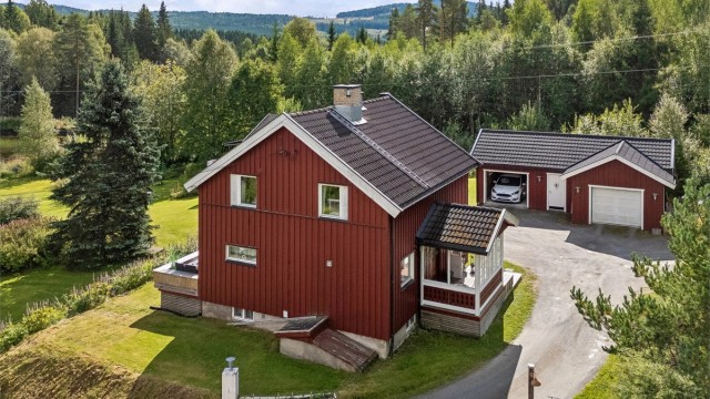 Velkommen til Åsmarkvegen 488! Hyggelig enebolig på Kvernstubrua med gode solforhold og rolige, landlige omgivelser. (Foto: EFKT v/ Jonas Hasselgren)