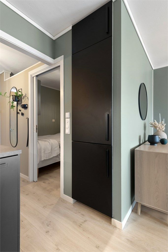 Entre med god plass til klær og sko. Det er også en smart liten bod i entre hvor selger har stående en vaskemaskin. 