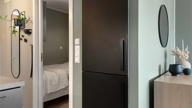 Entre med god plass til klær og sko. Det er også en smart liten bod i entre hvor selger har stående en vaskemaskin.