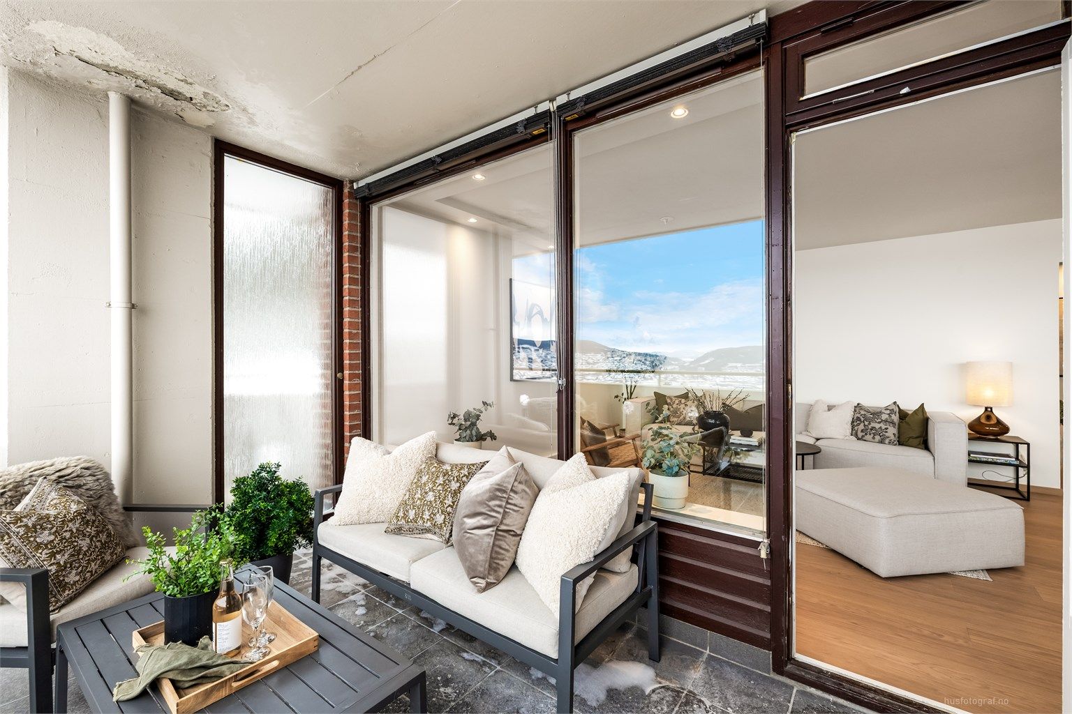 De store vindusflatene skaper en god forbindelse mellom ute og inne.