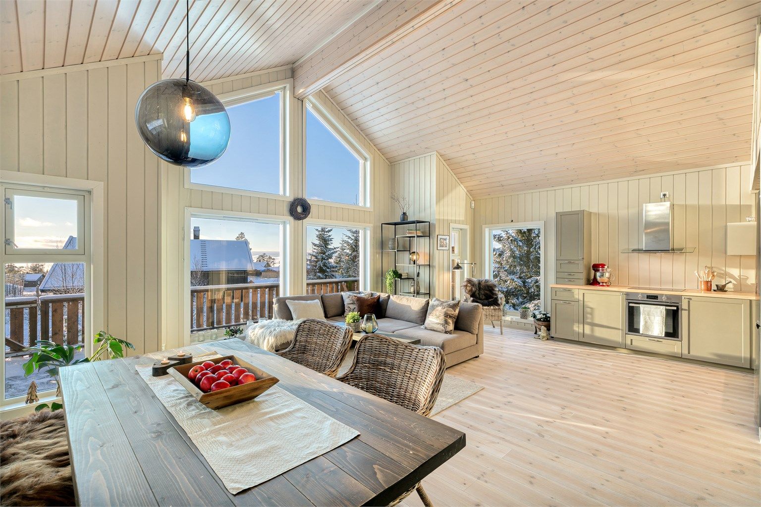 Sammen med kjøkkenet danner stuen et stort allrom med avdelte soner. 