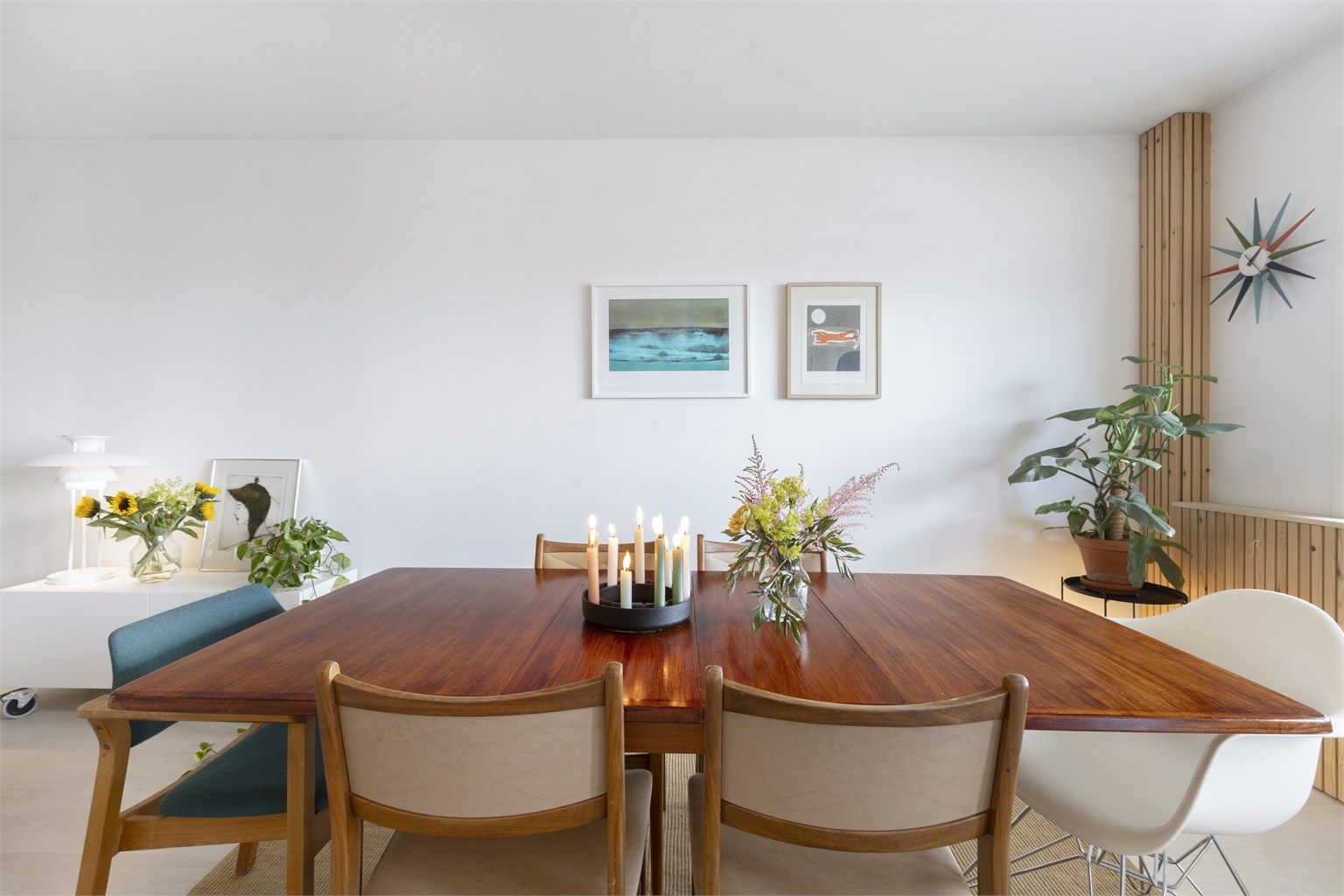 Spisegruppen ligger i tilknytning til kjøkkenet. Det ble lagt ny laminat, samt at alle vegger og tak ble malt i 2019