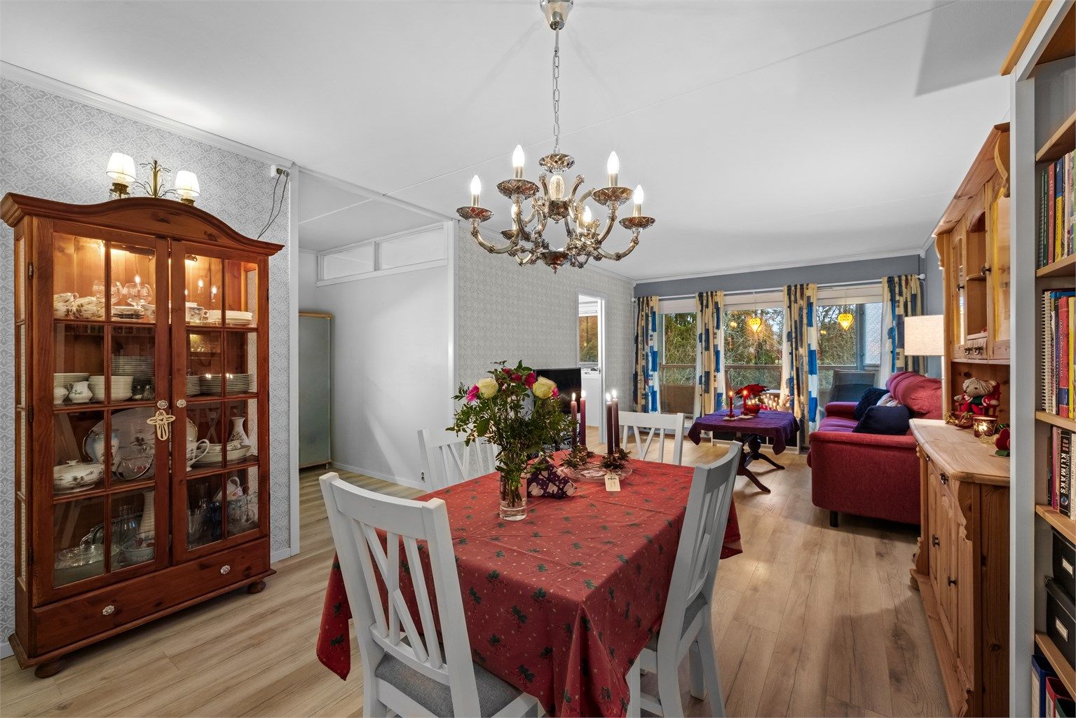 Overflatene i stuen er nylig behandlet med ny tapet og maling i 2024