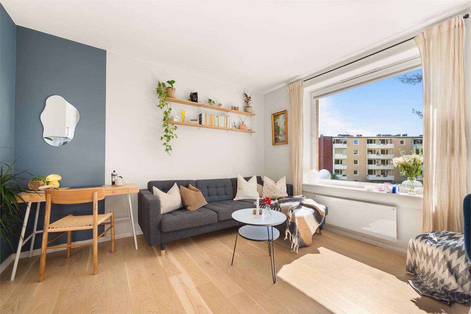 Hjørnebeliggenhet med vinduer på flere veggflater bidrar til rikelig med lysinnslipp som skaper en lys og luftig atmosfære i boligen.