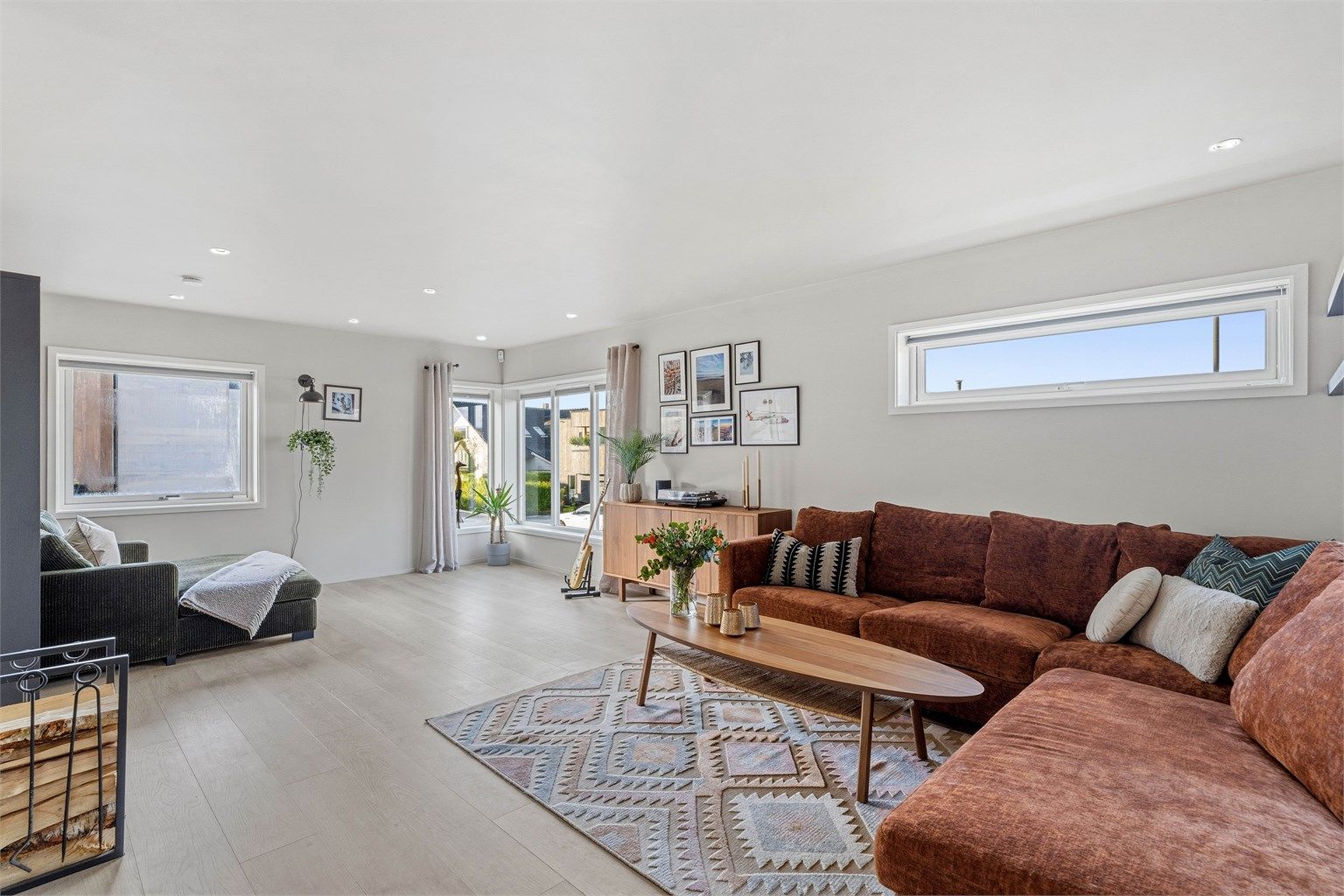 Stuen er lys og luftig med spotter i tak og lyst klikkvinyl på gulv.