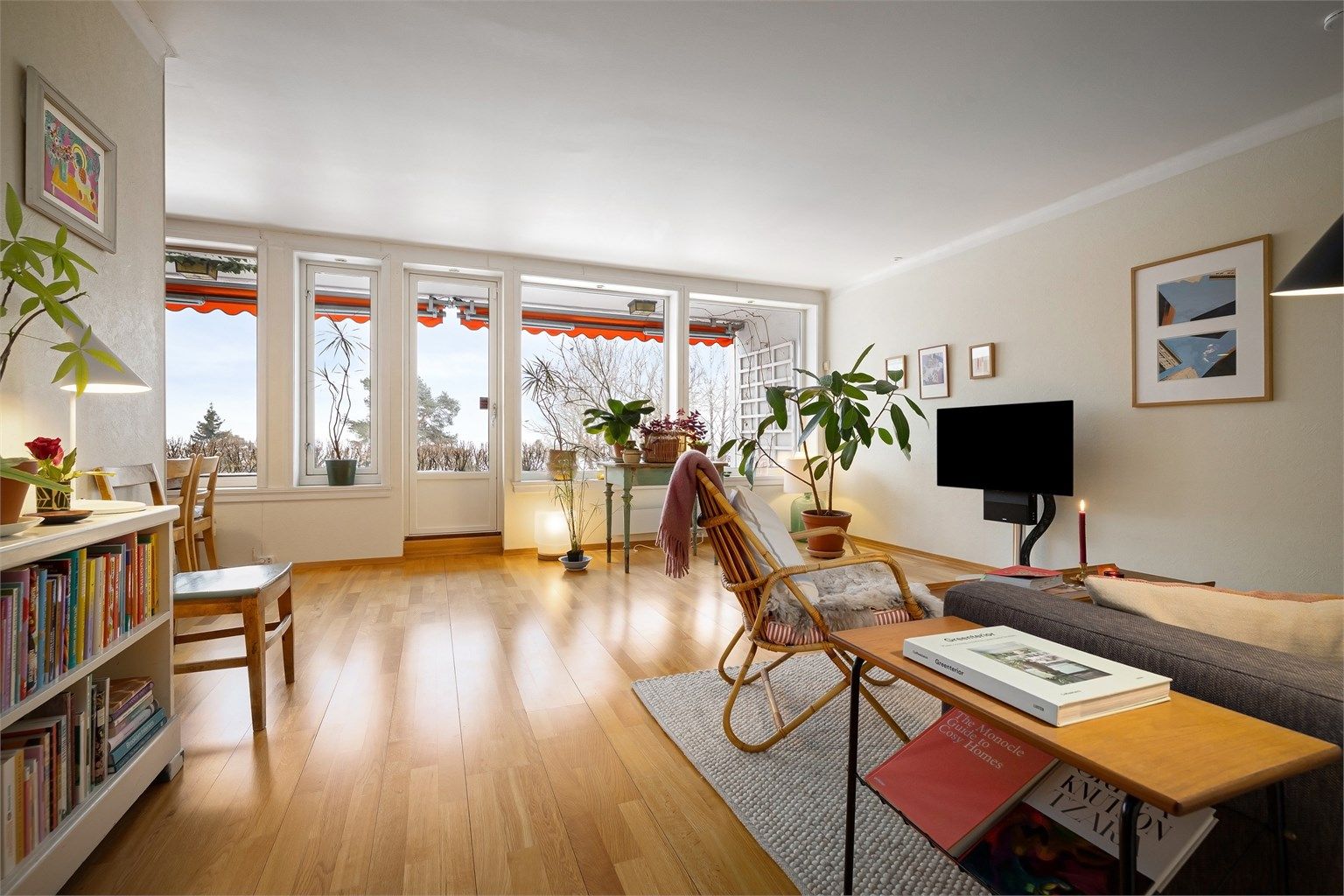 Eiendomsmegler Krogsveen v/ Jan Robert Ottesen har gleden av å ønske velkommen til Rødbergveien 65!