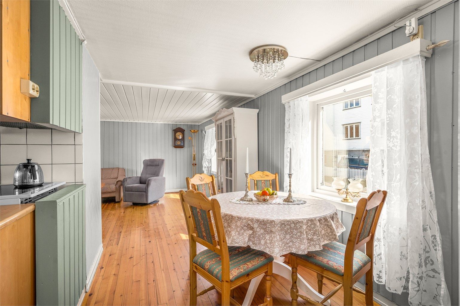 Lys og romslig stue med god plass til både sofagruppe med tilhørende TV-møblement og spisebord.