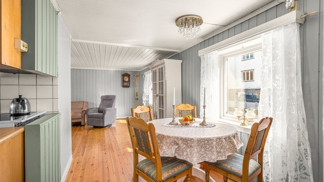 Lys og romslig stue med god plass til både sofagruppe med tilhørende TV-møblement og spisebord.