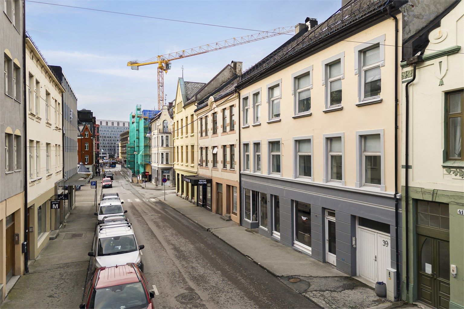 Leiligheten ligger midt i Ålesunds bysentrum med gangavstand til alt en trenger i hverdagen! Like ved ligger bla. Kiperviktorget med populære matboder