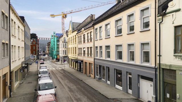 Leiligheten ligger midt i Ålesunds bysentrum med gangavstand til alt en trenger i hverdagen! Like ved ligger bla. Kiperviktorget med populære matboder