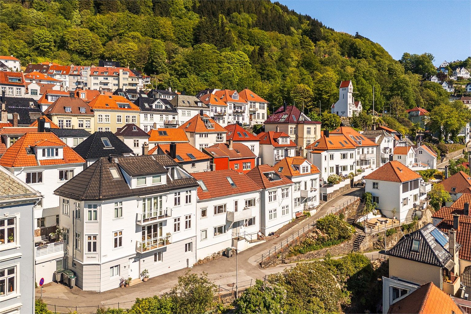 Her bor du et steinkast unna Bergen sentrum, og er omringet av naturskjønne omgivelser.