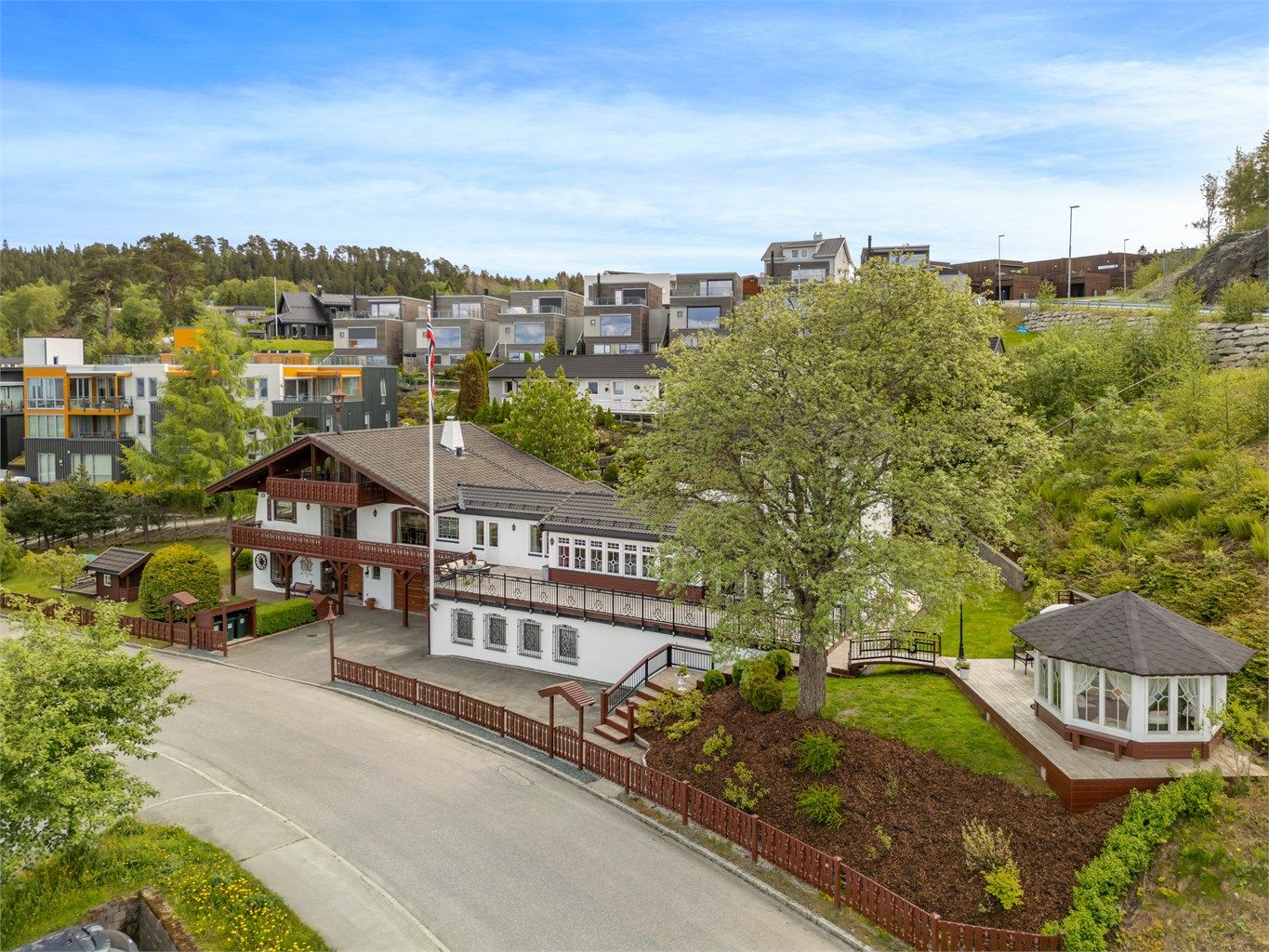 Nabolaget er rolig og familievennlig, og beliggenhet i blindvei gjør området ekstra fredelig. 