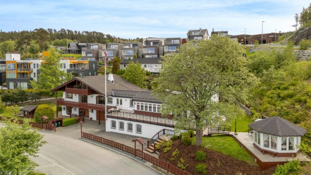 Nabolaget er rolig og familievennlig, og beliggenhet i blindvei gjør området ekstra fredelig.