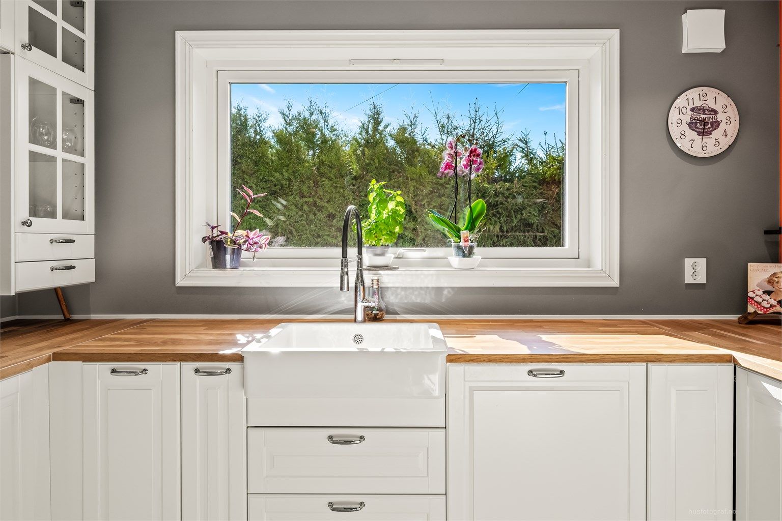 Kjøkkeninnredningens utforming gir en praktisk og effektiv arbeidssone.