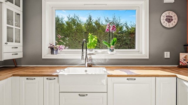 Kjøkkeninnredningens utforming gir en praktisk og effektiv arbeidssone.