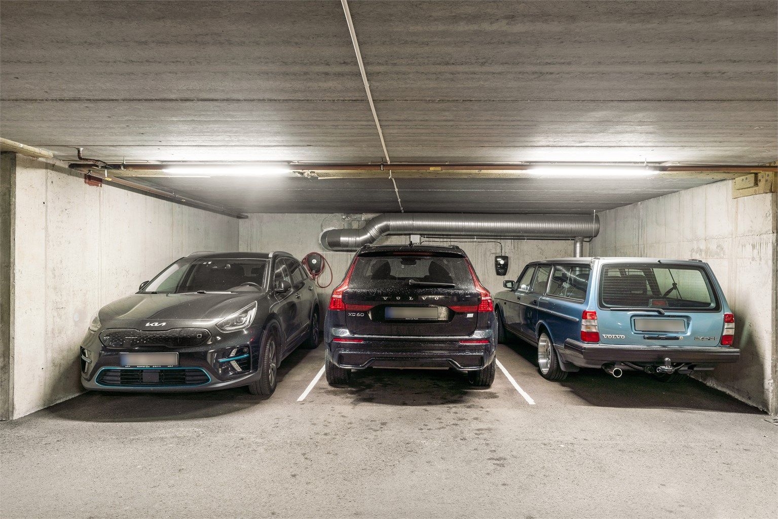 Leiligheten disponerer en parkeringsplass med elbillader