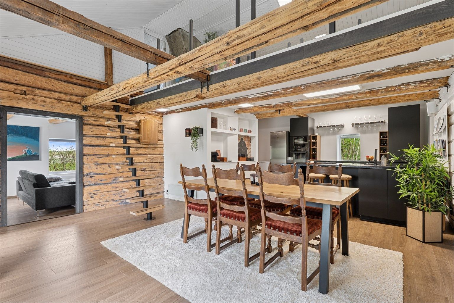 Velkommen til Kurudvegen 218! Stor eiendom bestående av en eldre bolig med påbygde og moderniserte elementer, samt studio/hobbyverksted og garasje.