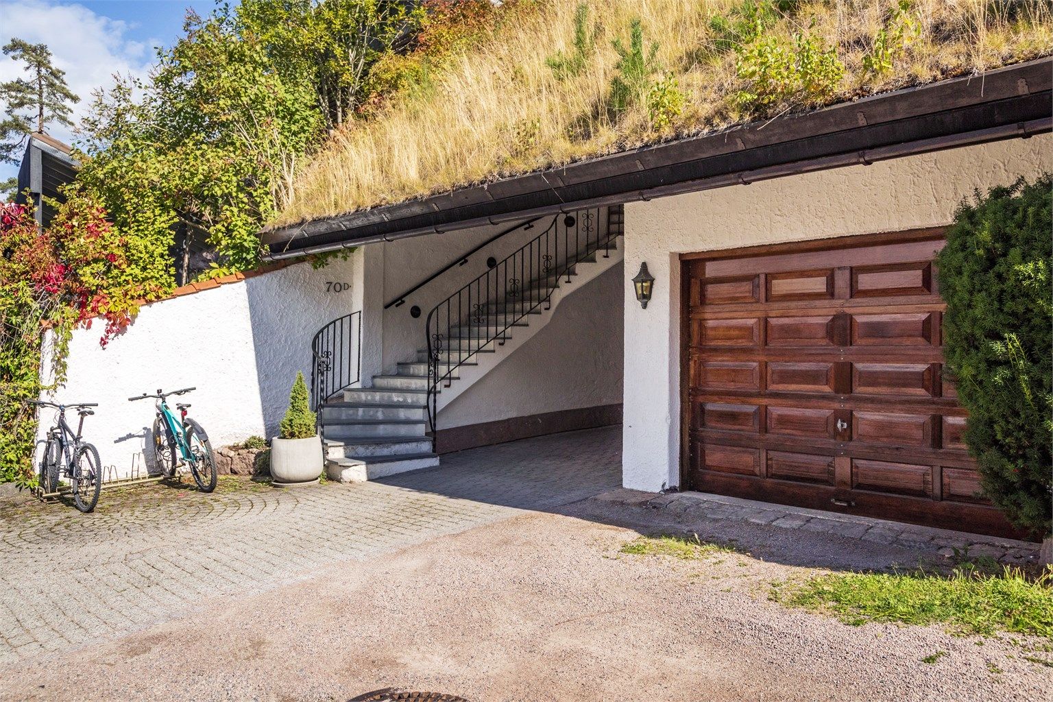 Eiendommen har både garasje- og carportplass, begge med elbillader! Fra området ved garasjen er det egen trappeoppgang til boligen, med tilgang til heis