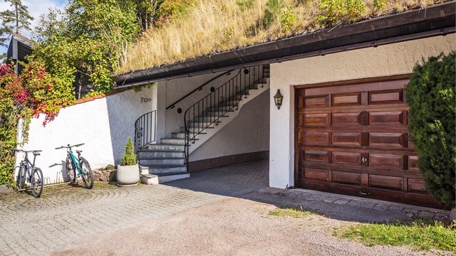 Eiendommen har både garasje- og carportplass, begge med elbillader! Fra området ved garasjen er det egen trappeoppgang til boligen, med tilgang til heis