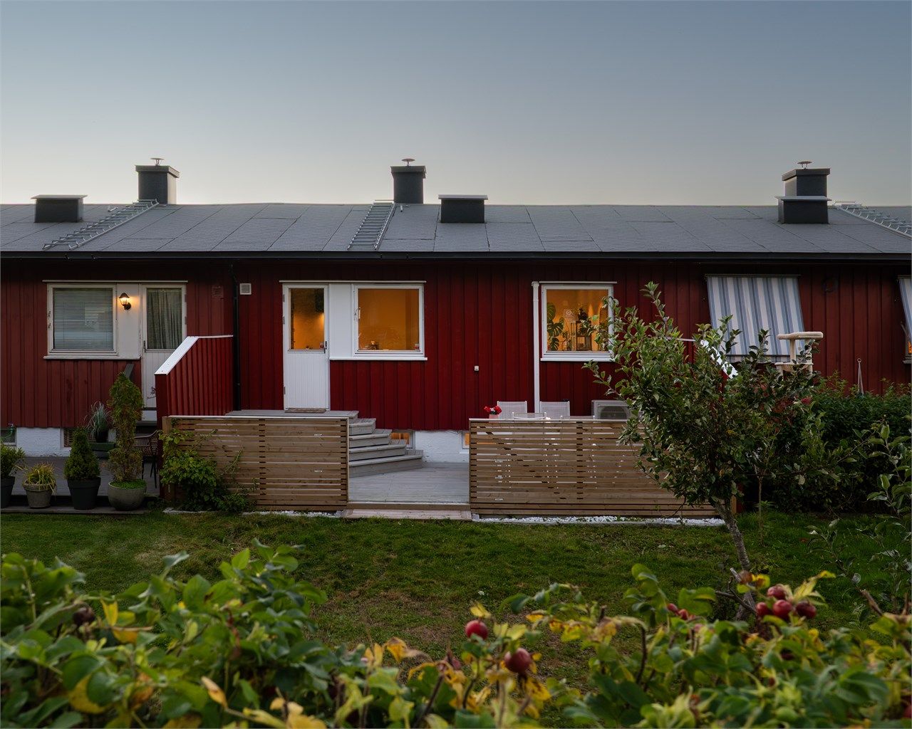 Mot hagen på den mer tilbaketrukne østsiden finnes en større terrasse med sol første del av dagen.