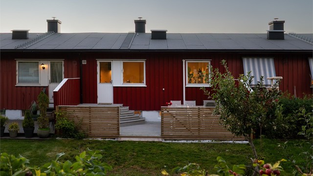 Mot hagen på den mer tilbaketrukne østsiden finnes en større terrasse med sol første del av dagen.