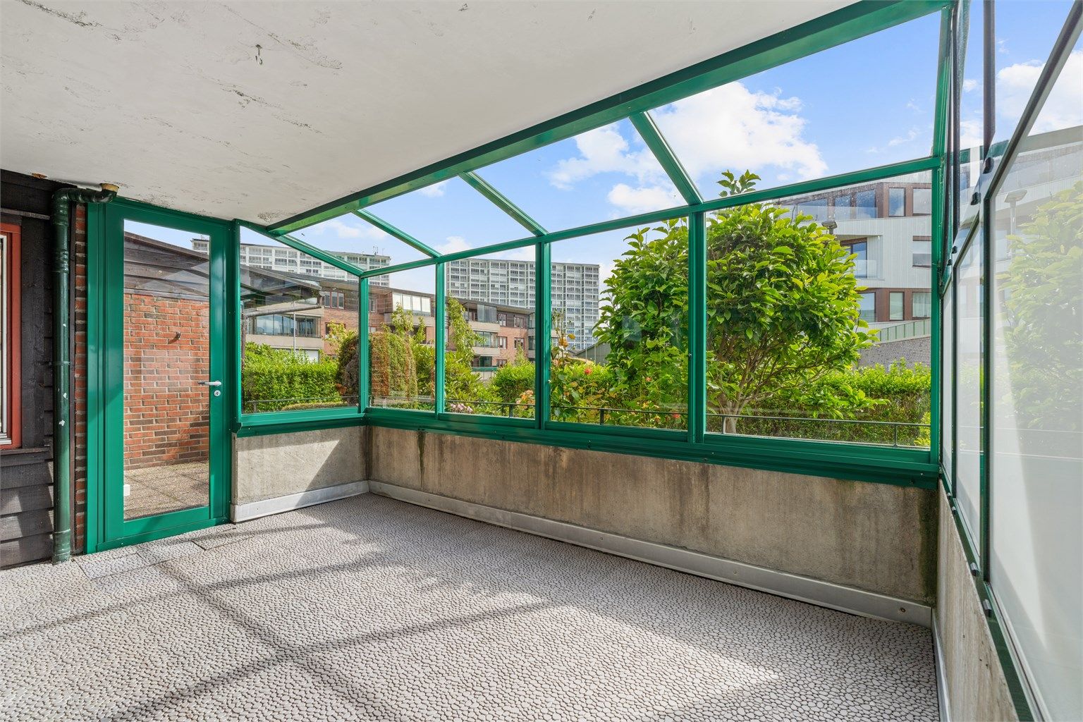Fra balkongen er det utgang til en liten, privat markterrasse.
Foto: Nordbø Foto