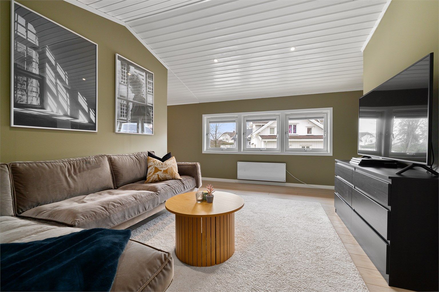 TV-stue - i 2. etasje - romslig rom med god plass til sofaløsning og TV - downlights i himling