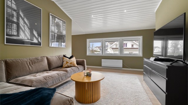 TV-stue - i 2. etasje - romslig rom med god plass til sofaløsning og TV - downlights i himling