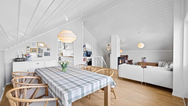 Den åpne løsningen mot kjøkkenet skaper en sosial og sammenhengende sone.