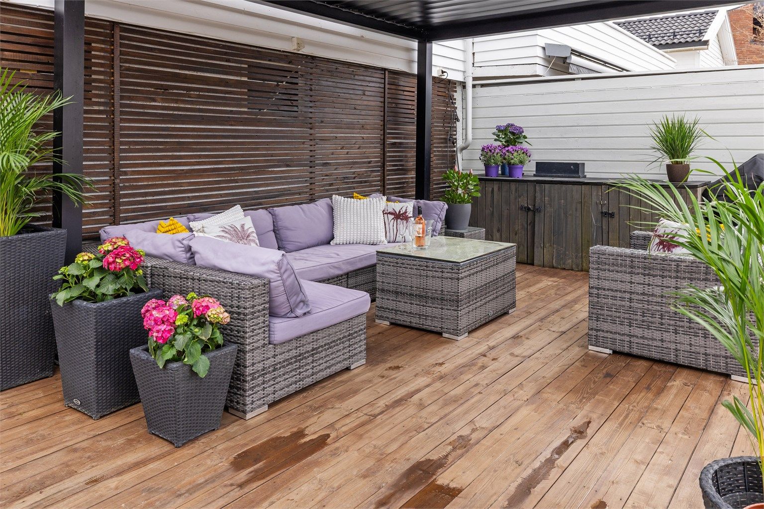 En tre meter høy støyskjerm ble satt opp i 2021, noe som bidrar til en skjermet og privat atmosfære i hagen.