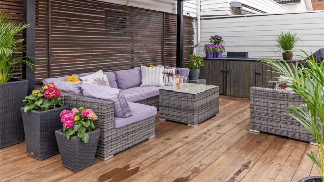 En tre meter høy støyskjerm ble satt opp i 2021, noe som bidrar til en skjermet og privat atmosfære i hagen.