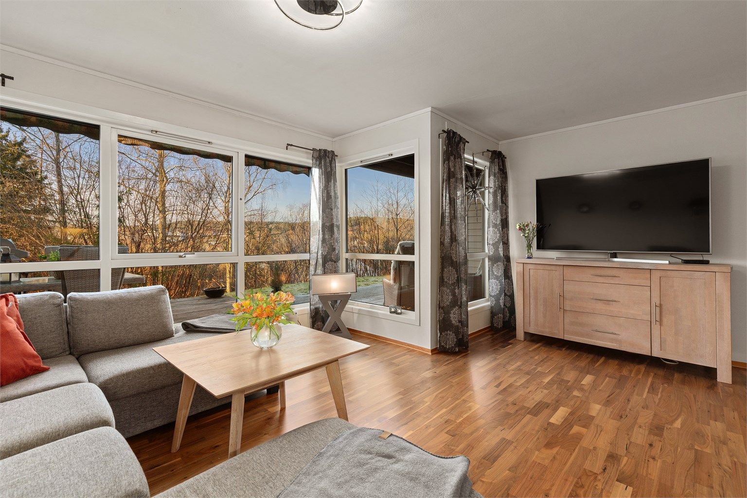 Stor vinduer gir en lys og meget trivelig stue 