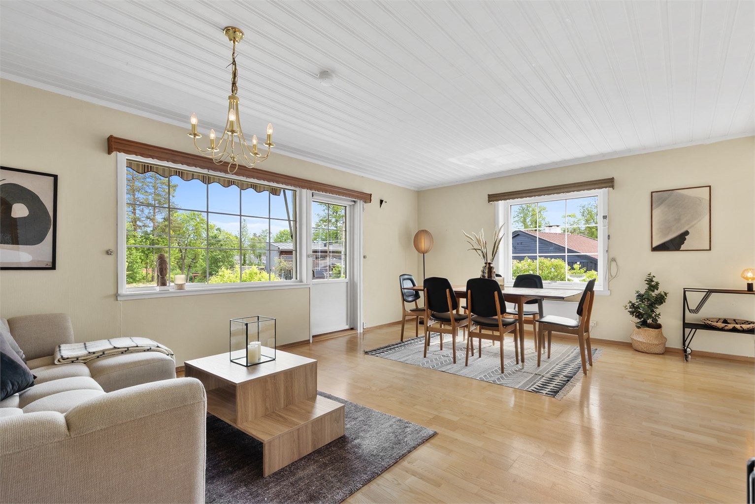 Lys og hyggelig stue, med god plass til flere sittegrupper.