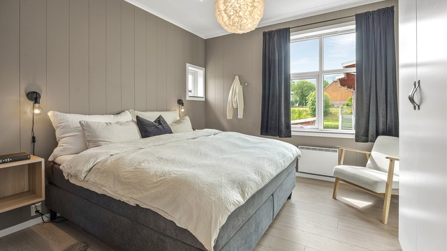 Hovedsoverommet har god plass til dobbeltseng og garderobeløsning.