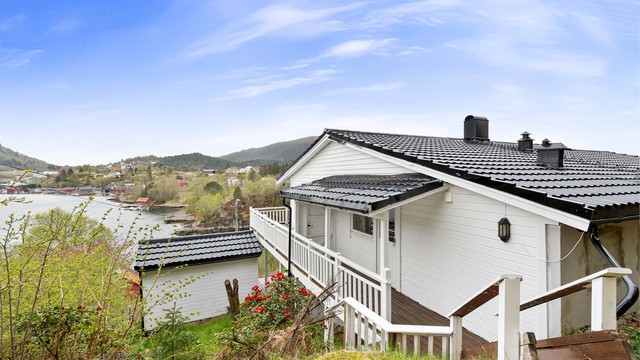 Fra boligen er det kort gangavstand til den nye barneskolen på Fiskerstranda på Rørstadmarka like vest for eiendommen.