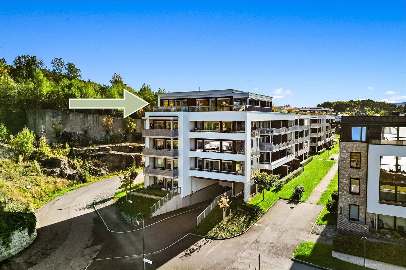 Leiligheten ligger i en boligblokk oppført i 2022.