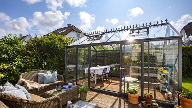 Tomten på ca. 793 m² er pent opparbeidet og gir en usjenert ramme rundt hjemmet med gode solforhold.