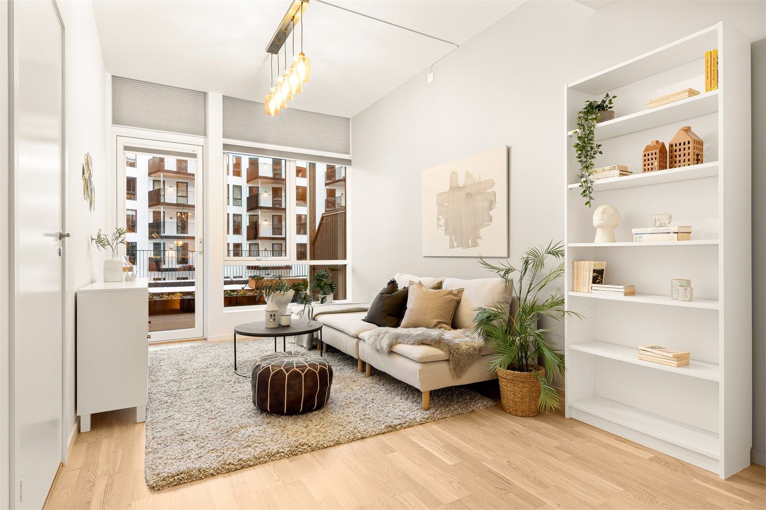 Leiligheten fremstår som delikat og innbydende med lyse fargevalg og flotte kvaliteter. Foto: Stian Indrehaug.