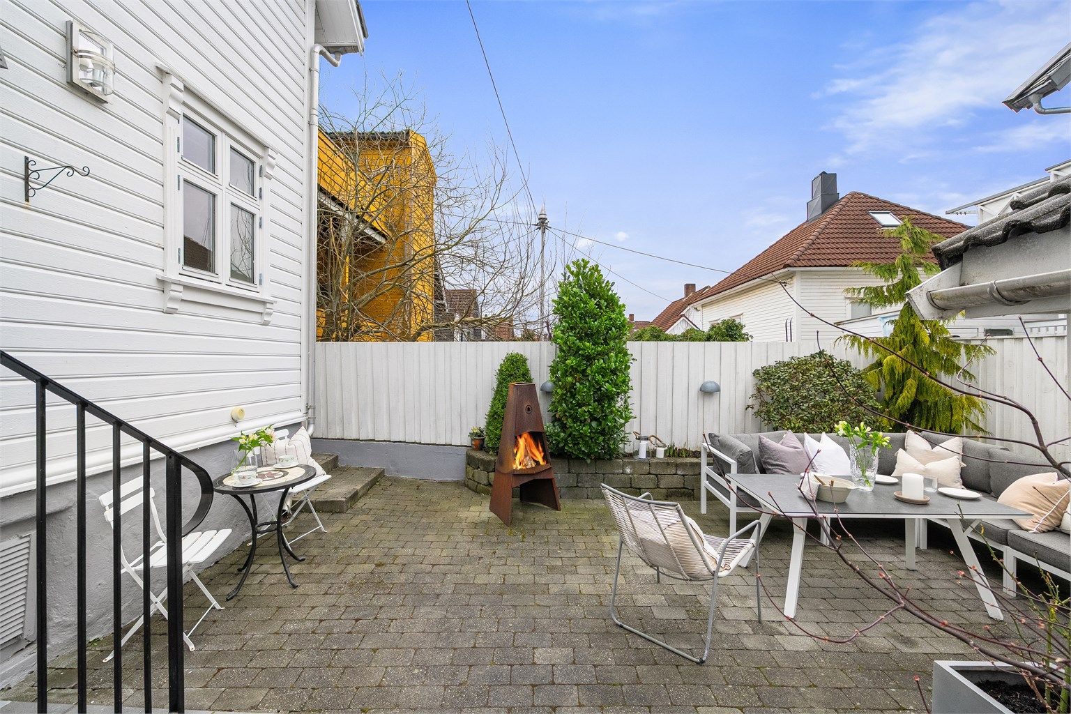 Koselig og skjermet bakgård, et perfekt sted for rolige stunder og hyggelige sammenkomster.