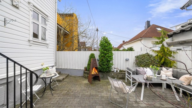 Koselig og skjermet bakgård, et perfekt sted for rolige stunder og hyggelige sammenkomster.
