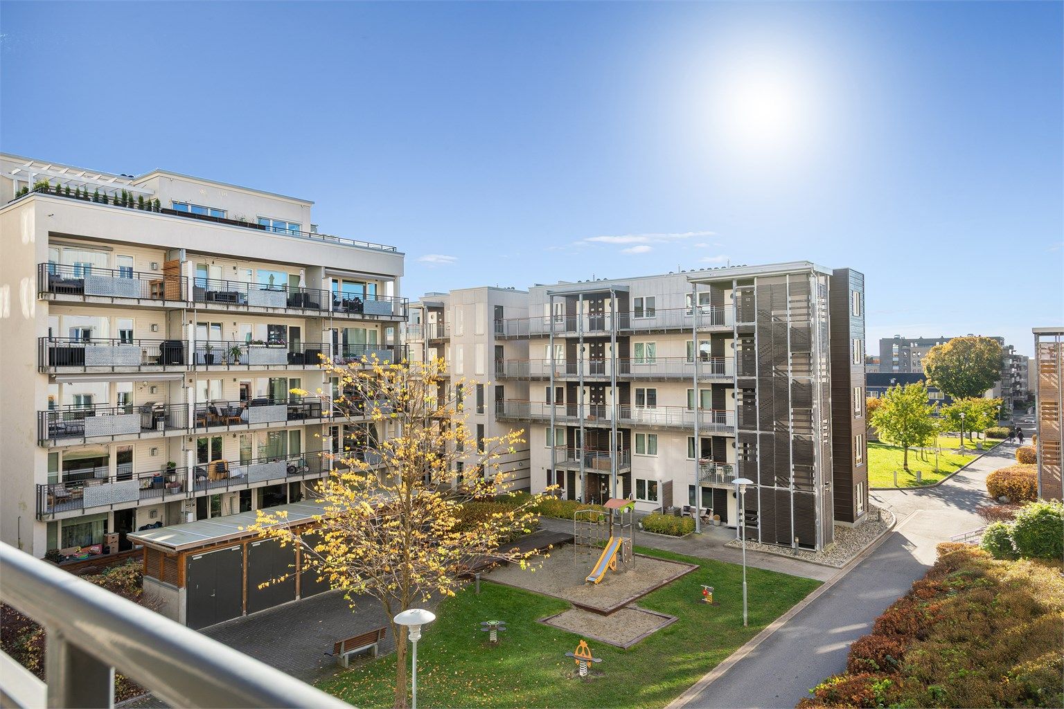 Utsikt mot lekeplass og Lørenparken 
