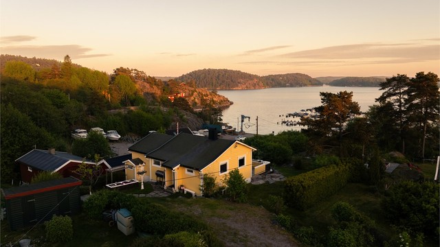 Adkomst skje over tilstøtende eiendom i vest. Adkomstrett er tinglyst.